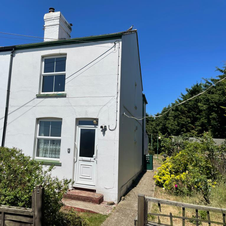 Lot: 1 - SEMI-DETACHED HOUSE FOR MODERNISATION WITH POTENTIAL FOR EXTENSION ON LARGE PLOT - Side view of cottage for refurbishment